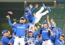 [경향포토]야구대표팀 환호속에 류중일감독 헹가래