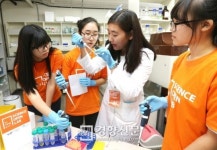 [경향포토]과학실험 재미있어요