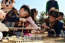 [경향포토]선사시대 불피우기 체험하는 어린이들