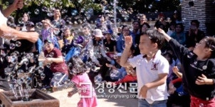 [경향포토]한옥마을에서 즐기는 현대예술
