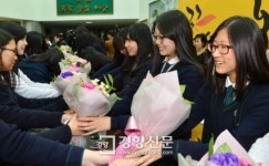 [경향포토]수능응원 꽃다발에 웃음꽃 핀 영등포여고 수험생들