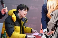 ‘자체발광’ 정우성, 아웃도어 ‘레드페이스’ 팬사인회 열어