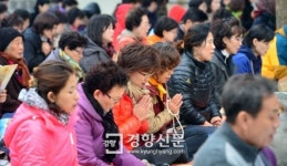 [포토뉴스]수능 10일 앞으로… 기도하는 엄마, ‘열공’하는 수험생