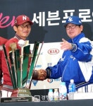 [경향포토]여유로운 넥센 염경엽 감독과 삼성 류중일 감독, 그 속내는?