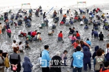 벌교 꼬막축제, 궂은 날씨에도 6만여명 찾아 ‘성황’