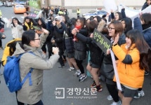 [경향포토]후배들의 기를 받아...