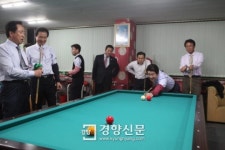 권영진 대구시장, 당구치며 시의회와 소통