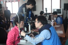 삼성SDI·실로암안과 의료진, 여수 섬마을서 봉사활동