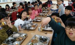 [포토뉴스]“유기농쌀로 만든 무지개떡 최고에요”…홍동농협 유기농 특구지정 축하 떡잔치