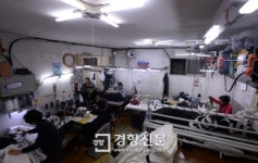 [포토다큐]멈추지 않는 세월, 멈출 수 없는 미싱… ‘패션 메카 동대문의 배후’ 창신동 봉제골목