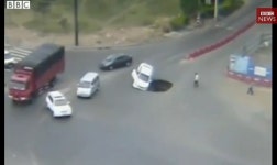 ‘우물쭈물하다’ 교차로 싱크홀에 빠진 車