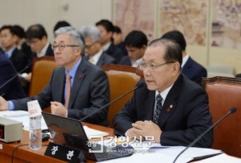 [경향포토]국회 교문위 의원 질의에 답하는 황우여 교육부장관