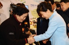 [경향포토]팔찌 선물 받는 박 대통령