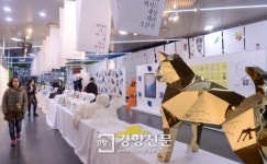 [경향포토]서울 시민청에서 열리는 개를 주제한 이색전시 -세상을 향해 짖는 즐거운 상상