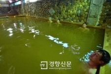 ‘치유의 샘’ 가만히 몸 담그면 고민도 고단함도 눈 녹듯