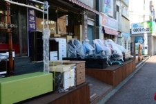 국내 첫 개장 이케아·인근 광명가구단지 ‘희비’