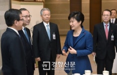 [경향포토]새로 임명된 특보단과 대화하는 박 대통령