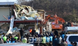 [경향포토]부서지는 구룡마을 자치회관