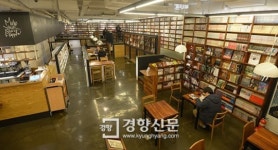 만화방의 진화… 간이의자, 퀴퀴한 담배 냄새 대신 카페 분위기 물씬