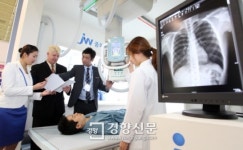 [경향포토]의료기기 전시회에 선보인 디지털 엑스레이