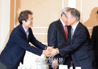 [경향포토]조희연 서울시교육감과 악수하는 문재인 대표