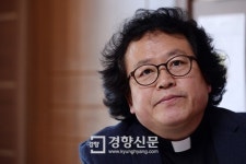 정의구현사제단 신임 대표 김인국 신부 “힘겹고 고달픈 이들 곁에서 더 많이 울겠다”