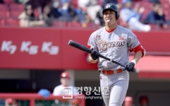 삼진상회구만물상회 | [경향포토]김강민 삼진 아웃, 쑥쓰럽구만
