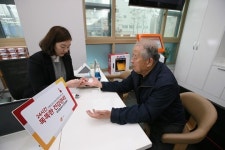 주민센터 등본 떼러 왔다가 질환 검사… 민원창구 옆 간호사 “건강관리 도와요”