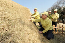 풍납토성 옹벽 배불림 현상 발견…송파구, 해빙기 문화재 정비 나서