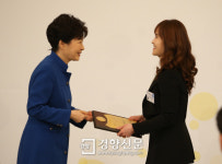 [경향포토]박근혜 대통령으로부터 인증패 받는 이수정 그랜드우성 대표