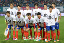 [경향포토]축구대표 선수들, 이광종 감독 힘내세요