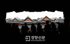 [포토뉴스]경회루에 올라 구중궁궐을 살피다