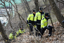 [경향포토]수색중인 경찰