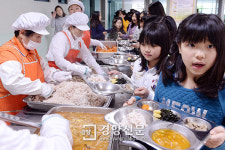 “무상급식으로 아이들 더 밝아져… 가계·농촌에 도움”