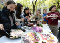 [경향포토]서울 서초구, 화전 만들기 체험행사