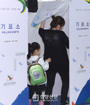 [경향포토]4,29 재보선, 미래의 유권자도 엄마와 함께