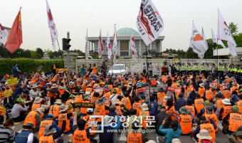 [경향포토]공무원 노조, 국회앞에서 경찰과 대치