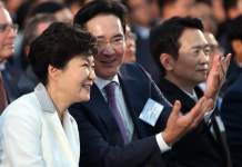 [포토뉴스]박 대통령·이재용, 반도체단지 기공식 ‘환담’