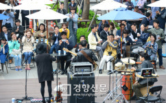 [경향포토]야외에서 즐기는 공연