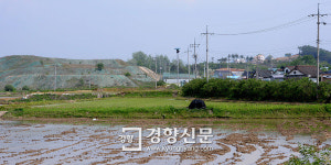“집 코앞 30m 높이 모래산… 바람 불면 황사보다 독한 흙먼지”