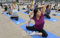 [경향포토]점심 스트레칭으로 피로 풀어요