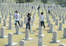 [경향포토]세종과학고, 국립서울현충원 봉사활동 펼쳐