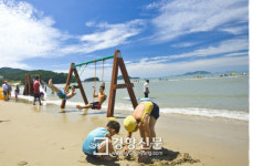 전남 해수욕장 65곳, 예년에 비해 한 달 늦게 개장