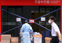 [경향포토]폐쇄된 삼성서울병원 응급실 출입구