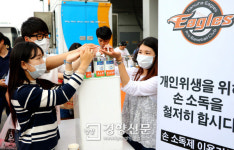 [경향포토]한화이글스 관중들 메르스 예방에 노력!