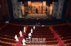 [경향포토]세종문회회관 대강당 메르스 소독 작업