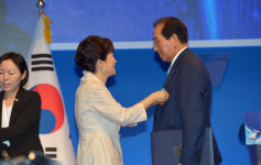 [경향포토]철탑산업훈장 수여받는 이세산업 이완수 대표