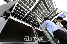 “버스정류장에서 스마트폰 무료 충전하세요”