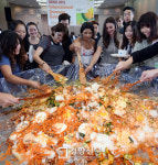서울외국인학교고등학교 구내식당 | [경향포토]외국인 학생들의 비빔밥 만들기