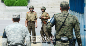 [경향포토]판문점 북한병사